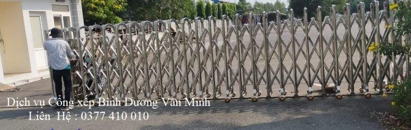 Nhân viên Văn Minh đang thi công cửa cổng xếp cho khách hàng