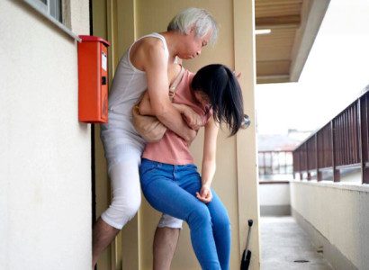 Cô bạn gái người yêu tận tình “chăm sóc” bố chồng khi ốm